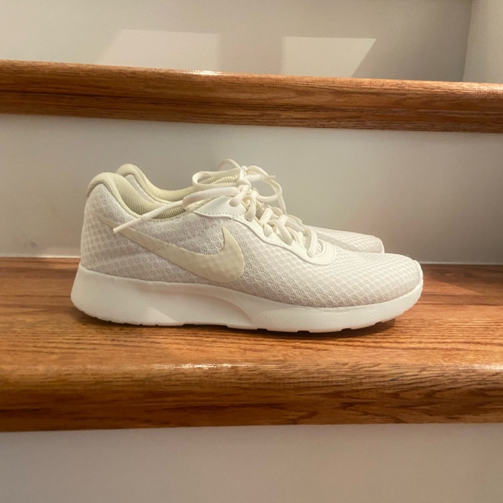 WOMEN'S NIKE TANJUN SNEAKERS worn once! ✅